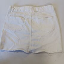 Old Navy RN#54023 Youth Girls Size 14 (26×13) White Mini Denim Frayed Skirt  image 2