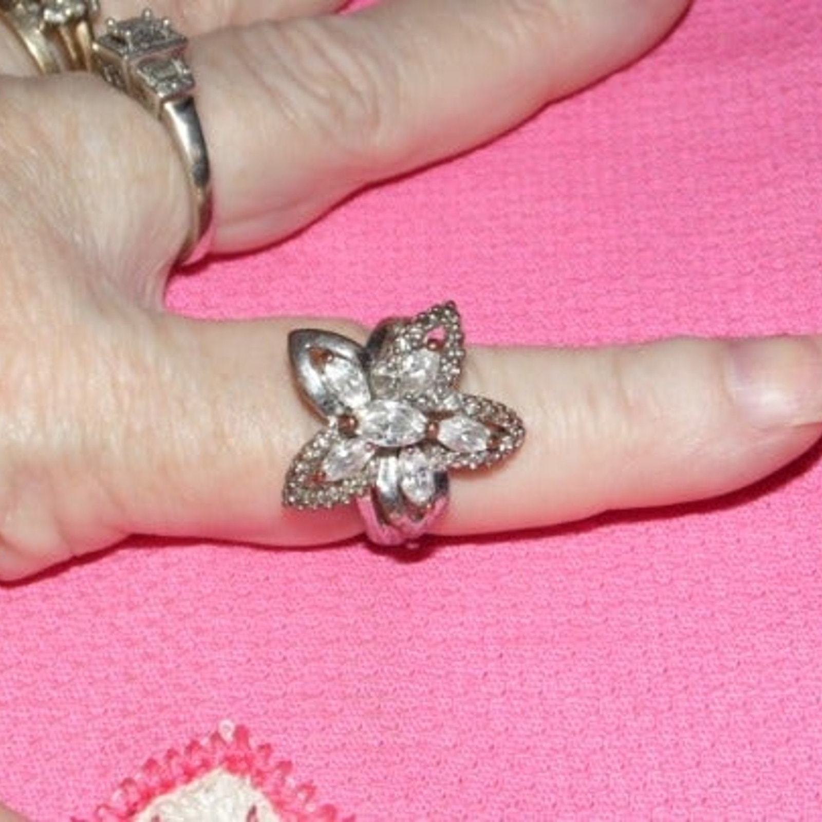 VINTAGE RHINESTONE FLOWER RING SIZE 7 - $12.65
