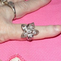 VINTAGE RHINESTONE FLOWER RING SIZE 7 - $240.84 MXN