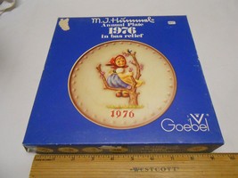 NIB M. J. Hummel 1976 Annual Plate in bas relief Goebel Jahresteller  Sp... - £9.58 GBP