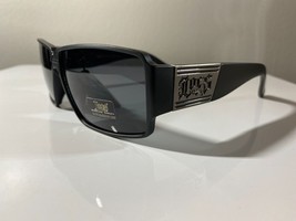 Men&#39;s popular sunglasses with black frame and smoke black lenses - $180.84 MXN