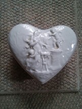 001 VTG 19th Century White Porcelain Dresser Trinket Box Heart Shape Cherubs - £23.46 GBP