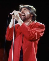 Bob Seger holding microphone on stage singing 1980&#39;s era 8x10 inch photo - $10.99