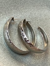 Vintage Etched Lightweight Tapered Silvertone Hoop Earrings for Pierced Ears – - £8.94 GBP