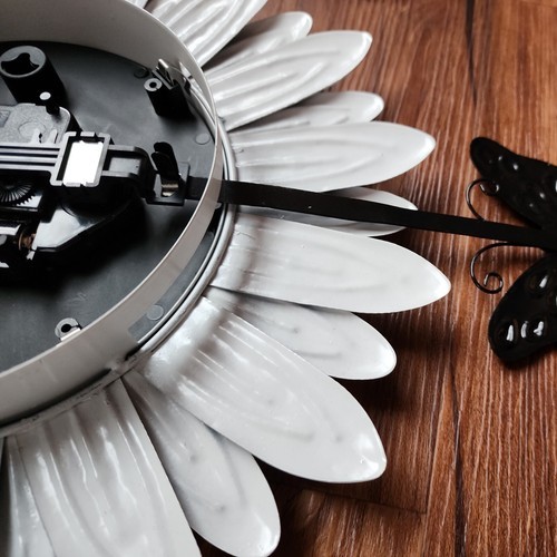 Novelty ~ Flower Wall Clock ~ White Daisy ~ w/Pendulum ~ Metal Material Item image 5