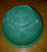 TUPPER WARE GREEN STRAINER WITHOUT THE LID-9&quot; DIAMETER-GENTLY USED - $8.59