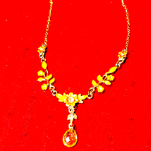 Gorgeous vintage y necklace with leaves and flowers and Crystal at the end - €16,49 EUR