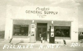 RPPC Fillmore NM Conke&#39;s General Fornire Ufficio Postale Gas Pompe 1950s Kodak - £34.32 GBP