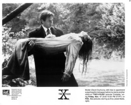 1995s THE X-FILES: OUBLIETTE Mulder carries abducted girl rare original ... - €8,55 EUR