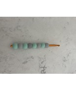 Mint green and gray helpful crochet hook - $133.04 MXN