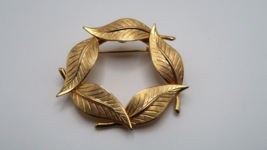 Vintage Gold Leaf Circular Brooch Pin 4cm - £15.53 GBP