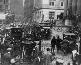 Crowd and overturned car after anarchists Wall Street bombing 1920 Photo... - £6.93 GBP+
