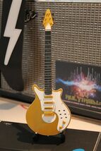 BRIAN MAY (QUEEN) - Burns Gold Signature 1:4 Scale Replica Guitar ~New~ - €23,07 EUR