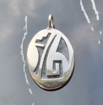 Beauford Dawahoya  (Hopi)  VINTAGE  OVAL PENDANT - $5,215.95 MXN