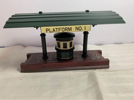 Department 56 Victoria Station Train Platform - £17.97 GBP