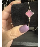 925 Sterling Silver Pink Clover Bracelet - $627.17 MXN