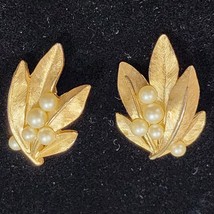 Vintage Crown Trifari Gold Tone Leaf &amp; Faux Pearl Cluster Clip On Earrings  - £17.32 GBP