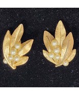 Vintage Crown Trifari Gold Tone Leaf &amp; Faux Pearl Cluster Clip On Earrings  - $30.55 CAD