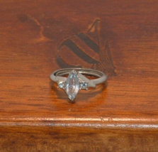 Pre-Owned Women’s Light Blue Stone Fashion Ring (Sz 6) - £7.79 GBP