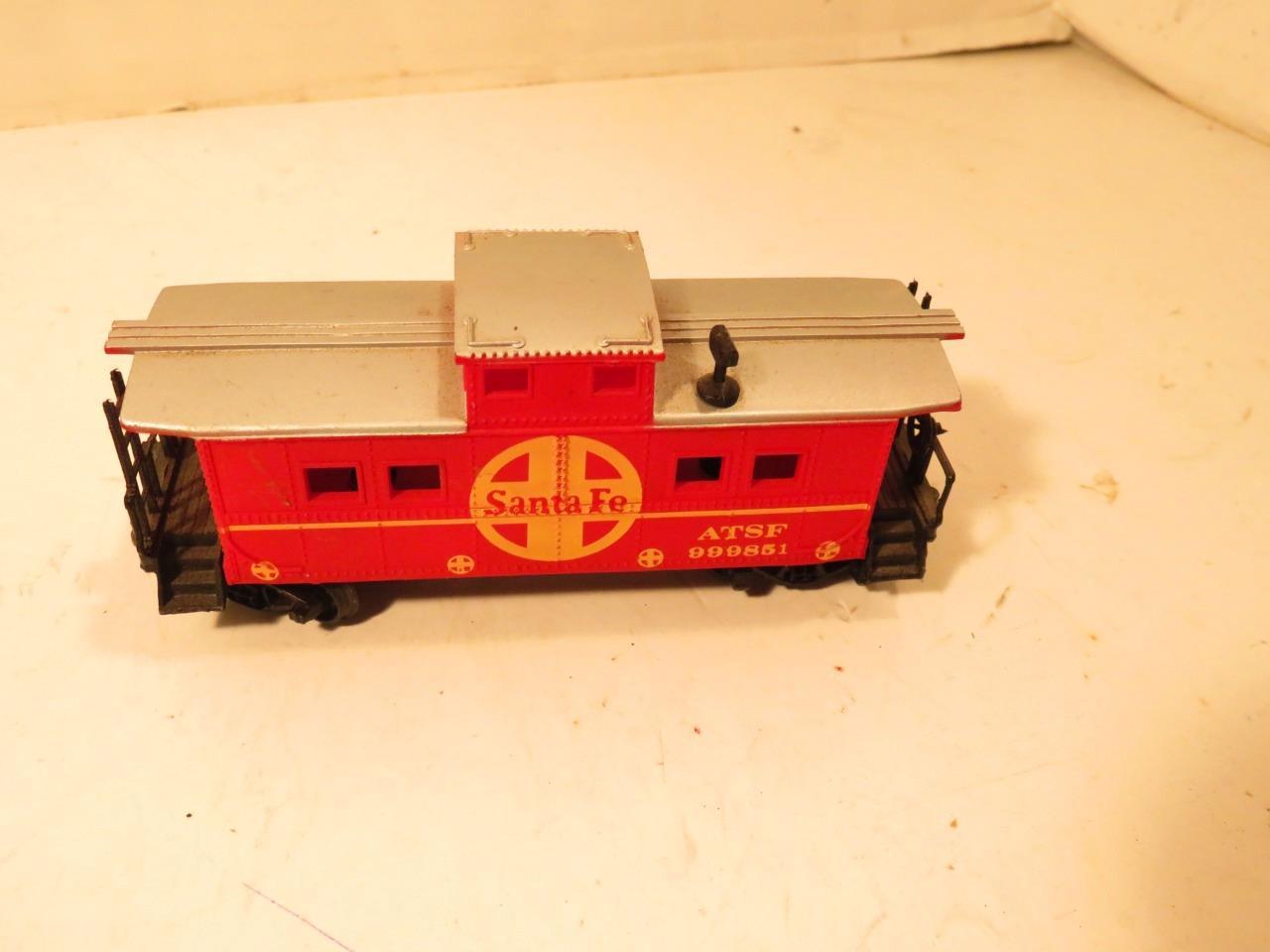 HO TRAINS  SANTA FE CABOOSE W/YELLOW CIRCLE- ONE COUPLER - EXC.- S27 - $3.41