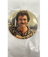 Vintage 1980 Magnum P.I. 1.75&quot; pinback button Tom Selleck Universal Studios - €10,19 EUR