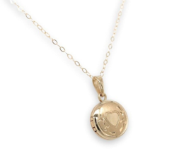 14k Yellow Gold Very Small Round Locket with Engraved Heart and Chain (#... - €271,17 EUR