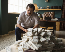 Narcos Wagner Moura pile of cash as Pablo Escobar 16x20 Canvas Giclee - £52.57 GBP