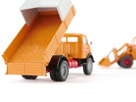 Mercedes-Benz 710 Truck Yellow and Kramer 411 Wheel Loader Yellow with Trailer - £67.33 GBP