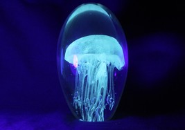 Vintage Glass Paperweight Jellyfish Man Of War White Controlled Bubbles Glows Un - £51.39 GBP