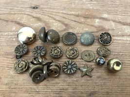 Vtg Mid Century Antique Mixed Set Lot 17 Assorted Brass Goldtone Metal Buttons - £19.97 GBP