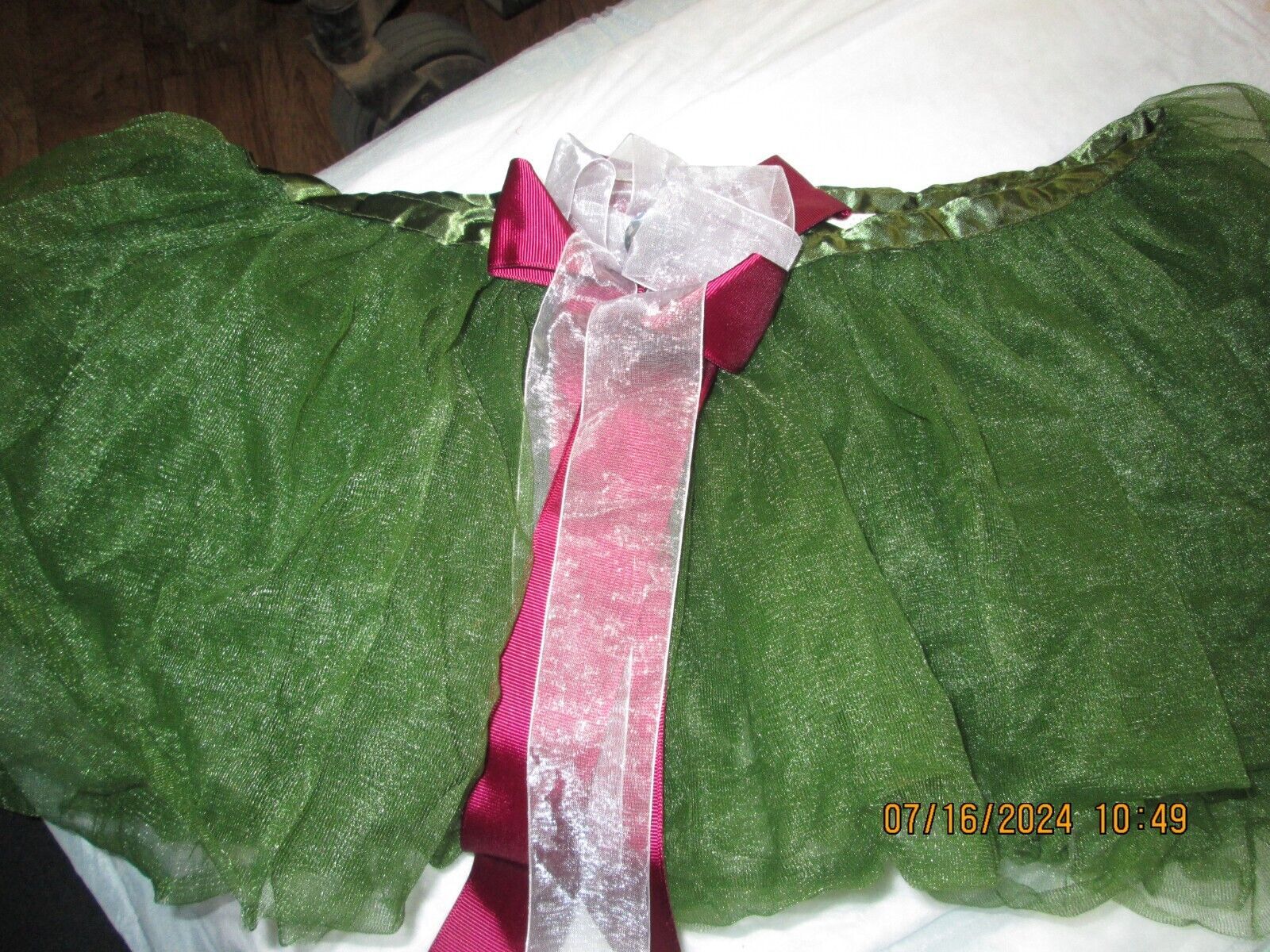 Green&#39;s Skirt With White And Dark Red Bow Size XL For Kids - $8.00