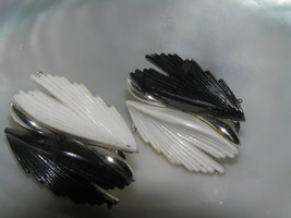 Vintage BSK Signed Black &amp; White Plastic Feather Like Clip Earrings – silvertone - £11.71 GBP