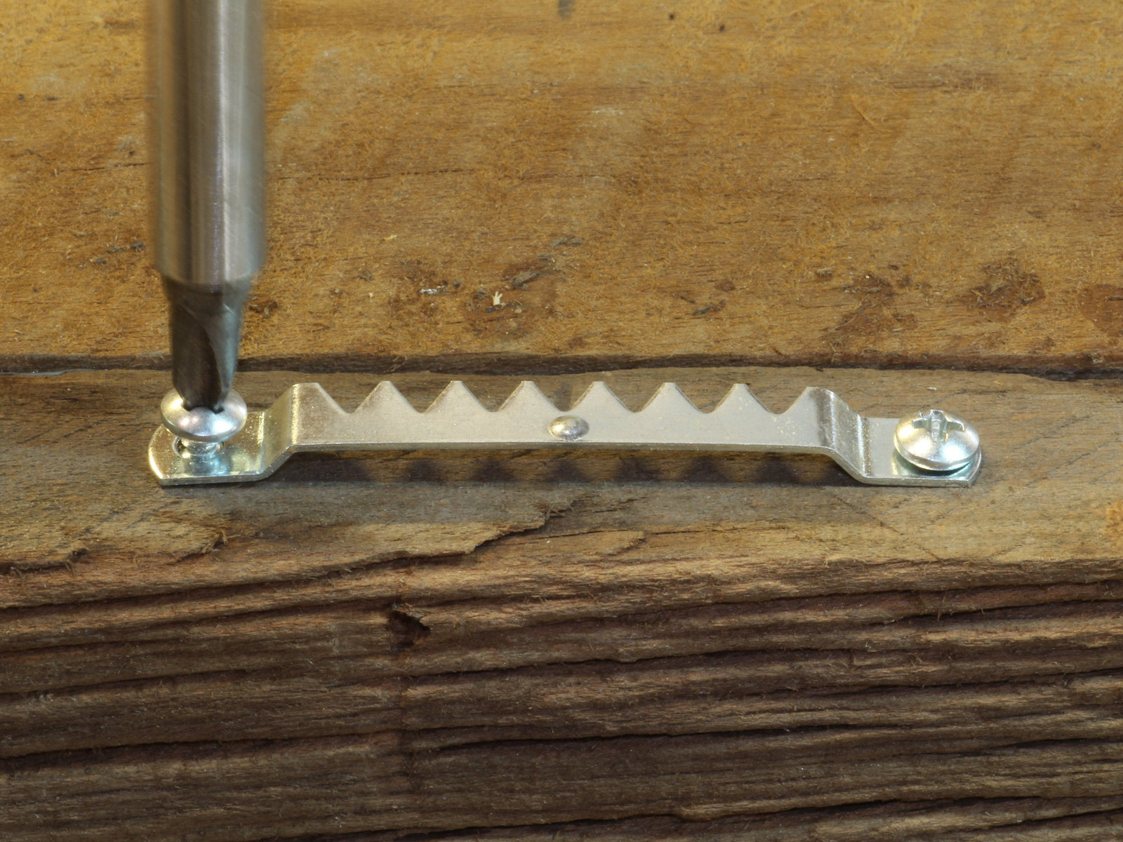 Strong 35lb Sawtooth Picture Frame Hangers with #6 Screws - 2-5/8 Inch L... - $1.95