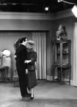 I Love Lucy 5x7 press photo Lucille Ball Desi Arnaz on set rehearsing scene - $105.96 MXN