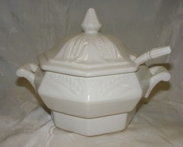 Vintage 6 Cup Soup Tureen with Glass Ladle California Pottery Wheat Desi... - $669.26 MXN