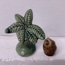 Vintage Ceramic Palm Tree And Coconut Salt and Pepper Shakers Made In Japan - £6.39 GBP