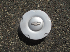 One factory 2002 to 2006 Trailblazer silver painted hubcap center cap - £16.32 GBP