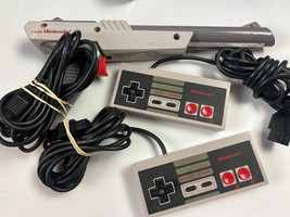 Nintendo NES Zapper Light Gun NES-005 &amp; 2 Controllers NES-004 OEM Authentic - £32.34 GBP