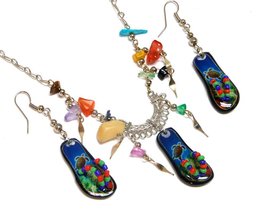Flip Flop Sandal Graphic Dangle Earrings and Matching Multicolored Chip Stone Da - £14.20 GBP
