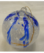Vintage Hand-Blown Art Glass Christmas Ball Ornament Blue White Snow Des... - €29,54 EUR