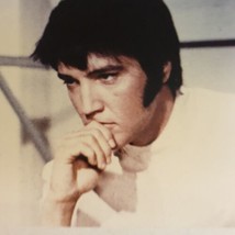 Elvis Presley Candid Photo Elvis In White Ep5 - £10.25 GBP