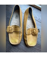 UGG Women&#39;s Yellow Loafers size 8 - $1,140.45 MXN