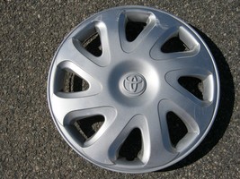 One factory 2000 to 2002 Toyota Corolla 14 inch hubcap wheel cover 42621... - $29.57