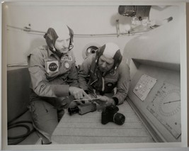 NASA Original Vintage Photo #75-H-329 Astronaut, Cosmonaut, Apollo Soyuz 1975 - £175.16 GBP