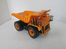 NEW BRIGHT 1987 DUMP TRUCK YELLOW CONSTRUCTION VEHICLE CATERPILLAR 8.5&quot; ... - $149.38 MXN