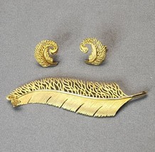 Vintage Satin Gold-tone Feather Leaf Brooch 5&quot; Pin &amp; Matching Clip-on Ea... - £35.04 GBP