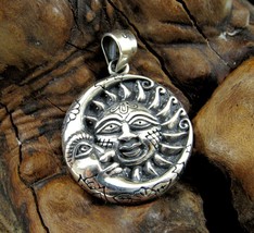 Solid 925 Sterling Silver Crescent Moon &amp; Sun Cuddle Faces Pendant Charm - £14.18 GBP