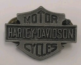 Vintage Pewter Metal Harley Davidson Motorcycle Logo Lapel Pin 1.25&quot; - $282.07 MXN
