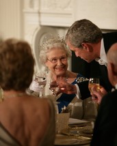 President George W. Bush toasts Queen Elizabeth II at White House Photo Print - £6.88 GBP+