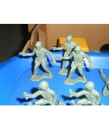 Toy Plastic Army Guys Assorted Positions Flat Surface 28 Army Men - £10.93 GBP